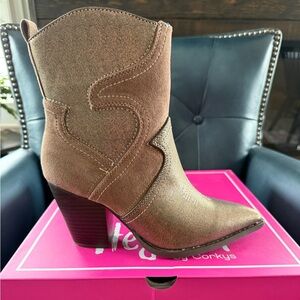 Corkys Good Lookin Boot in Bronze